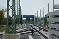 Weichen am Streckenende – im Hintergrund die Teltowkanalbrücke