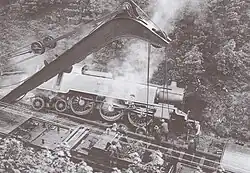 Auf der Seite liegende Lokomotive Nr. A800