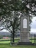 Clarenbach-Denkmal mit Buscher Hof im Hintergrund