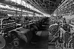Maschinenhalle der Adamjee Jute Mill. Langer Korridor mit scheinbar endlosen Spinnmaschinen und Elektromotoren