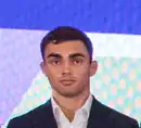 Adil Osmanov trägt bei der Verabschiedung des moldauischen Olympiateams eine dunkle Anzugjacke.