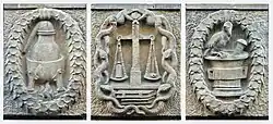 Apothekensymbole am Haus