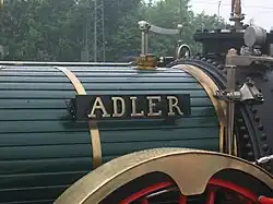 Namensplakette des Adler-Nachbaus