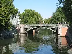 Die Admiralbrücke am Landwehrkanal ist ein beliebter Treffpunkt zum Verweilen