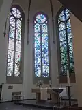 Altarraum mit Buntglasfenster