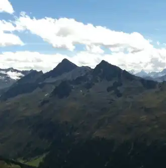 Älplihorn und Leidbachhorn (v.&nbsp;l.&nbsp;n.&nbsp;r.), aufgenommen von Jakobshorn.
