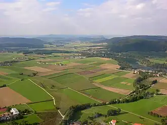 Hochrhein mit Hemishofen (Mitte) und Wolkensteinerberg (rechts)