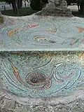 Brunnen, mosaizierte Schale
