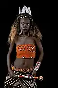 Massai-Modell mit improvisiertem Federschmuck