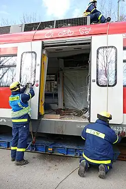 Männer in Uniform des THW spannen Seile über geöffnete S-Bahn Türen.