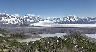 Agassiz-Gletscher (weiß gefärbt); im Vordergrund der Libbey-Gletscher und die Agassiz-Seen