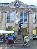 Shire Hall, 2008, Stirnseite Mittelteil, mit den beiden Statuen und einem Marktstand
