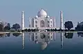 Tadsch Mahal in Agra / Indien mit Wasserspiegelung.