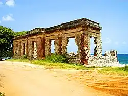 Ruinen eines vom Tsunami zerstörten Leuchtturms in Aguadilla