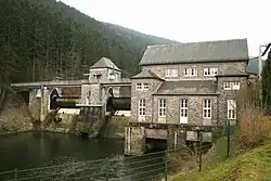 Maschinenhaus und Staumauer