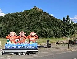 Drei Affen anlässlich des Jahrestags der Flutkatastrophe im Ahrtal, gesehen in Mayschoß (2022)