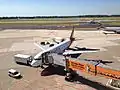 A320-200 der Air Berlin mit angedockter Fluggastbrücke am Flughafen Düsseldorf
