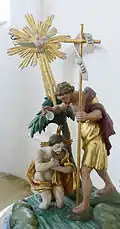 Aitrach, Pfarrkirche: Taufe Christi auf dem Taufstein