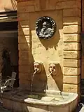 Fontaine des Bagniers, inscrit 1949[6], le bronze est un portrait en médaillon de Paul Cézanne par Auguste Renoir (don d'Ambroise Vollard à la ville en 1926)