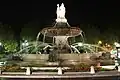 Brunnen an der Rotonde bei Nacht