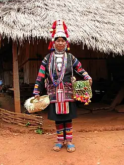 Akha Frau in traditioneller Kleidung in Nordthailand