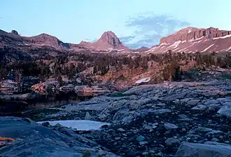 Blick vom Alaska Basin in östliche Richtung zu Veiled Peak (links), Buck Mountain (Mitte) und Peak 11093 (rechts)
