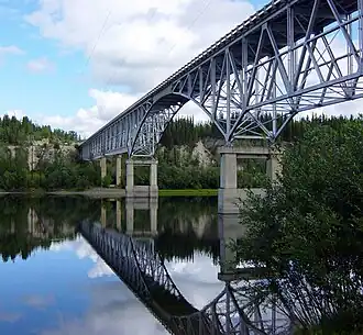 Über dem Teslin River bei Johnsons Crossing