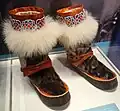 Stiefel der Iñupiat, nordwestliche amerikanische Arktis, aus Bartrobbenfell, Polarfuchsfell und Stoff (1989)
