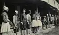 Verschiedene Trachten in einem albanischen Bazar (1906)