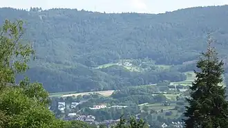 Blick von Albersbach nach Osten zum N-S-verlaufenden Tromm-Höhenzug mit Steilabfall ins Weschnitztal nach Rimbach