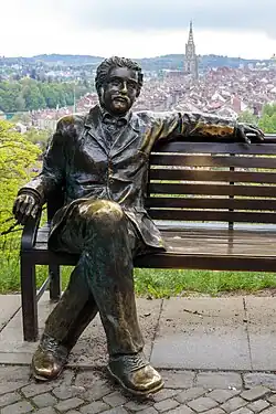 Einstein im Rosengarten in Bern. Dort sind vier Einstein-Sitzbänke aufgestellt