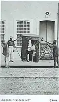 Escravos transportando um homem numa liteira, um 1869