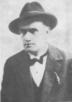 Dieses Portraitfoto in schwarzweiß zeigt den lettischen Schriftsteller Aleksandrs Čaks mit Hut und wurde 1926 aufgenommen.