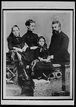 Familie Bell mit den Töchtern Elsie (links) und Marian, genannt „Daisy“ (1885)