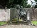 Grabskulptur als Rudiment einer Grabanlage auf dem Cimetière Saint-Louis