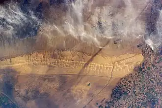 Die Cargo Muchacho Mountains vom All aus aufgenommen, rechts oberhalb der Algodones-Dünen
