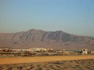 Der Ali Kuh von Nordwesten aus gesehen. Im Vordergrund Teile des ANA-Lagers Camp Shaheen