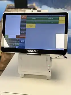 All-in-One Kassensystem, das den Gesetzen GoBD, KassenSichV und den Abgabenordnungen entspricht (POSSUM16). Mit integriertem Drucker, Kundendisplay und Kartenterminal.