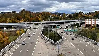 Verzweigung Zürich-Süd – Blick nach Osten vom Portal des Uetlibergtunnels, links A3W in Richtung Zürich-Wiedikon, rechts A3 in Richtung Chur