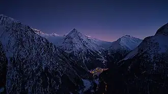 Almagellerhorn mit Saas-Almagell kurz nach Sonnenuntergang