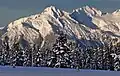 Alpha Mountain (links) und Serratus Mountain (rechts).