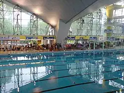Hochschulmeisterschaften im Schwimmen 2007; rechts der 10-m-Sprungturm und der Anfang der grünen Rutschröhre[23]
