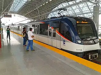Ein Zug der Linie 1 in der oberirdischen Station Pueblo Nuevo (2014)