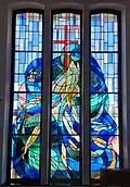 Das dreigeteilte Altarfenster wurde nach einem Entwurf von Karl Lutz vom Offenbacher Glaskünstler Weissenrieder ausgeführt.