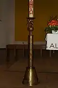 Altarleuchter, von E.H. 1961 gefertigt für die St.-Franziskus-Kirche in Hamburg-Barmbek-Nord. Messing