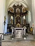 Barocker Hochaltar und moderner Volksaltar
