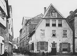 Das Stammhaus der Kronenbrauerei um 1860. Das hohe Gebäude im Hintergrund war die frühere Brauerei.
