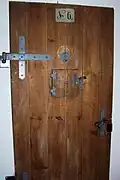 Historische Kerkertür mit Essensklappe und Türspion (Österreich)