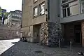 Im Hintergrund die im 20. Jahrhundert neu errichtete Mauer zwischen Seiler- und Hirschengraben und rekonstruierte Überreste der Stadtmauer am Seilergraben in der Gräbligasse beim Niederdorf