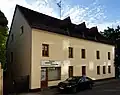 Nr. 5: zweigeschossiger freistehender Satteldachbau, um 1850